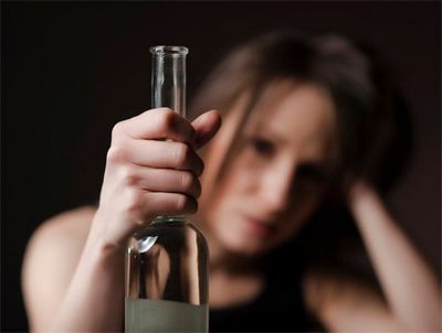 Алкогольная зависимость: жизнь на дне бутылки.