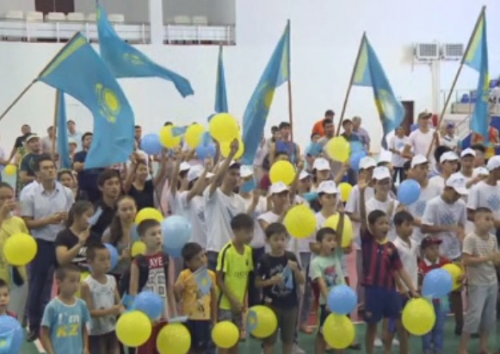 Казахстанцы празднуют победу тяжелоатлета нижата рахимова