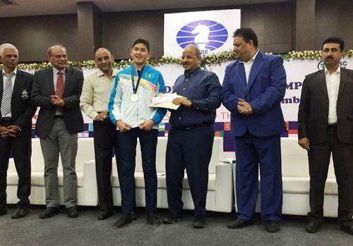 Казахстанец завоевал серебряную медаль на всемирной олимпиаде в индии