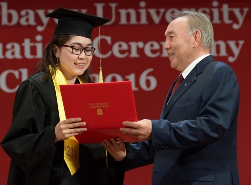 Президент казахстана вручил дипломы лучшим выпускникам назарбаев университета