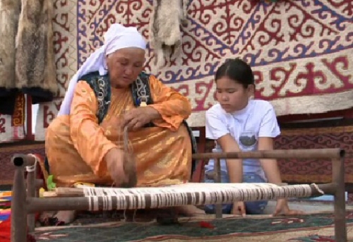 Старейшины приобщают молодежь к казахским традициям